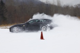 2012款法拉利FF冰雪试驾实拍