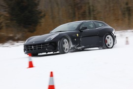 2012款法拉利FF冰雪试驾实拍