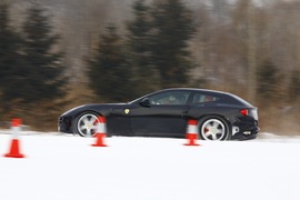 2012款法拉利FF冰雪试驾实拍