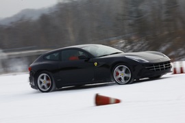 2012款法拉利FF冰雪试驾实拍