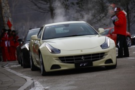 2012款法拉利FF冰雪试驾实拍