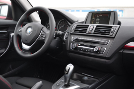 搜狐汽车上海站新老款宝马1系对比实拍