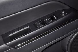 2012款JEEP指南者2.0L