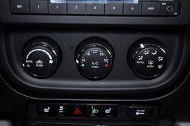 2012款JEEP指南者2.0L
