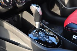 2012款起亚K2两厢1.6L