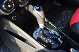 2012款起亚K2两厢1.6L