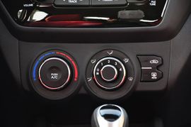 2012款起亚K2两厢1.6L