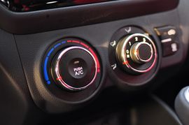 2012款起亚K2两厢1.6L