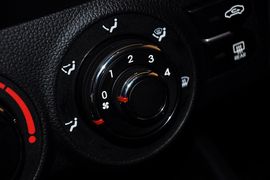 2012款东风悦达起亚K2两厢1.4GLS手动版