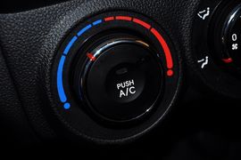 2012款东风悦达起亚K2两厢1.4GLS手动版