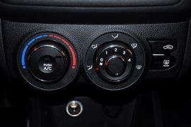 2012款东风悦达起亚K2两厢1.4GLS手动版