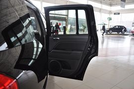 2012款Jeep吉普指南者2.0L运动型