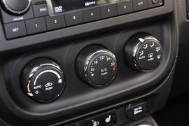 2012款Jeep吉普指南者2.4L豪华型