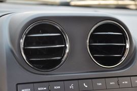 2012款Jeep吉普指南者2.4L豪华型