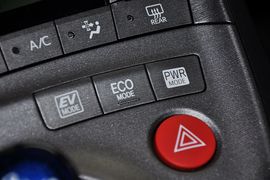 2012款一汽丰田普锐斯1.8L豪华先进版