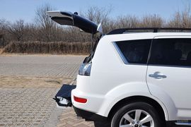 2012款三菱欧蓝德劲界3.0L豪华导航版