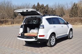 2012款三菱欧蓝德劲界3.0L豪华导航版