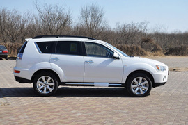 2012款三菱欧蓝德劲界3.0L豪华导航版