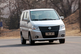 2012款郑州日产帅客2.0AT试驾