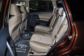   2012款丰田RAV4 2.0自动四驱炫装版到店实拍