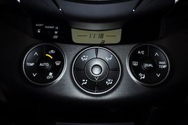   2012款丰田RAV4 2.0自动四驱炫装版到店实拍