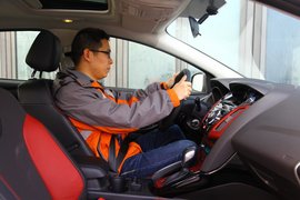 2012款长安福特福克斯两厢2.0AT豪华运动型贵州试驾