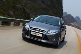 2012款长安福特福克斯两厢2.0AT豪华运动型贵州试驾