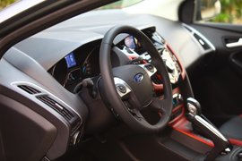2012款长安福特福克斯两厢2.0AT豪华运动型贵州试驾