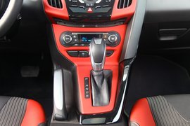 2012款长安福特福克斯两厢2.0AT豪华运动型贵州试驾