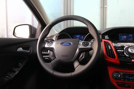 2012款长安福特福克斯两厢2.0AT豪华运动型贵州试驾