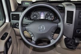 2012款奔驰凌特2.1L手动中轴版14座