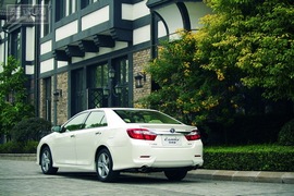 驾驶广汽丰田凯美瑞