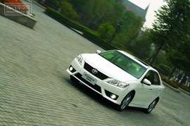 驾驶广汽丰田凯美瑞