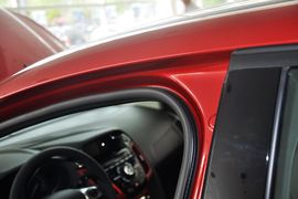 2012款福特福克斯两厢2.0L手自一体豪华运动型