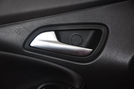 2012款福特福克斯两厢2.0L手自一体豪华运动型