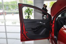2012款福特福克斯两厢2.0L手自一体豪华运动型
