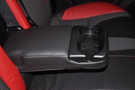 2012款福特福克斯两厢2.0L手自一体豪华运动型