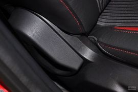 2012款福特福克斯两厢2.0L手自一体豪华运动型