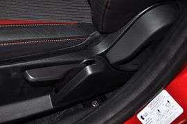 2012款福特福克斯两厢2.0L手自一体豪华运动型