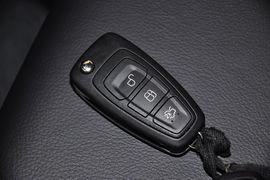 2012款福特福克斯两厢2.0L手自一体豪华运动型
