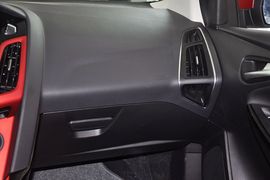 2012款福特福克斯两厢2.0L手自一体豪华运动型