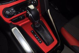 2012款福特福克斯两厢2.0L手自一体豪华运动型