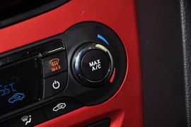 2012款福特福克斯两厢2.0L手自一体豪华运动型