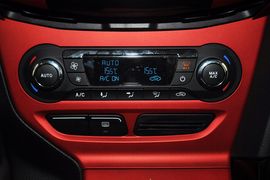 2012款福特福克斯两厢2.0L手自一体豪华运动型