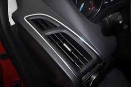 2012款福特福克斯两厢2.0L手自一体豪华运动型