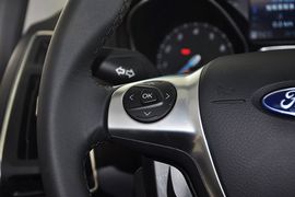 2012款福特福克斯两厢2.0L手自一体豪华运动型