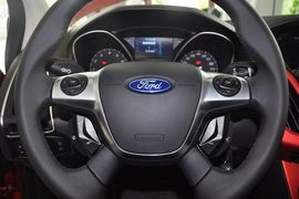 2012款福特福克斯两厢2.0L手自一体豪华运动型