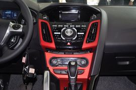 2012款福特福克斯两厢2.0L手自一体豪华运动型