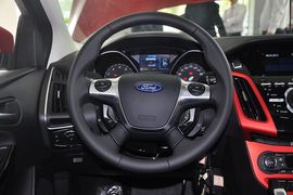 2012款福特福克斯两厢2.0L手自一体豪华运动型