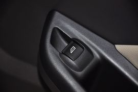 2012款福特福克斯三厢1.6L手动风尚型